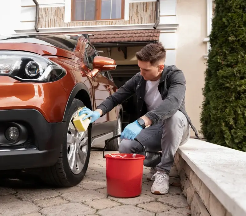 Lavage auto à domicile Saint-Michel-en-Brenne : professionnel intervenant sur un véhicule
